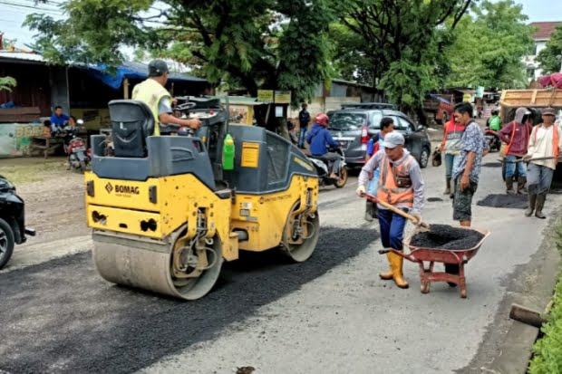Lakukan Perbaikan Jalan, Dinas PU Makassar Kolaborasi Dinas PUTR Sulsel