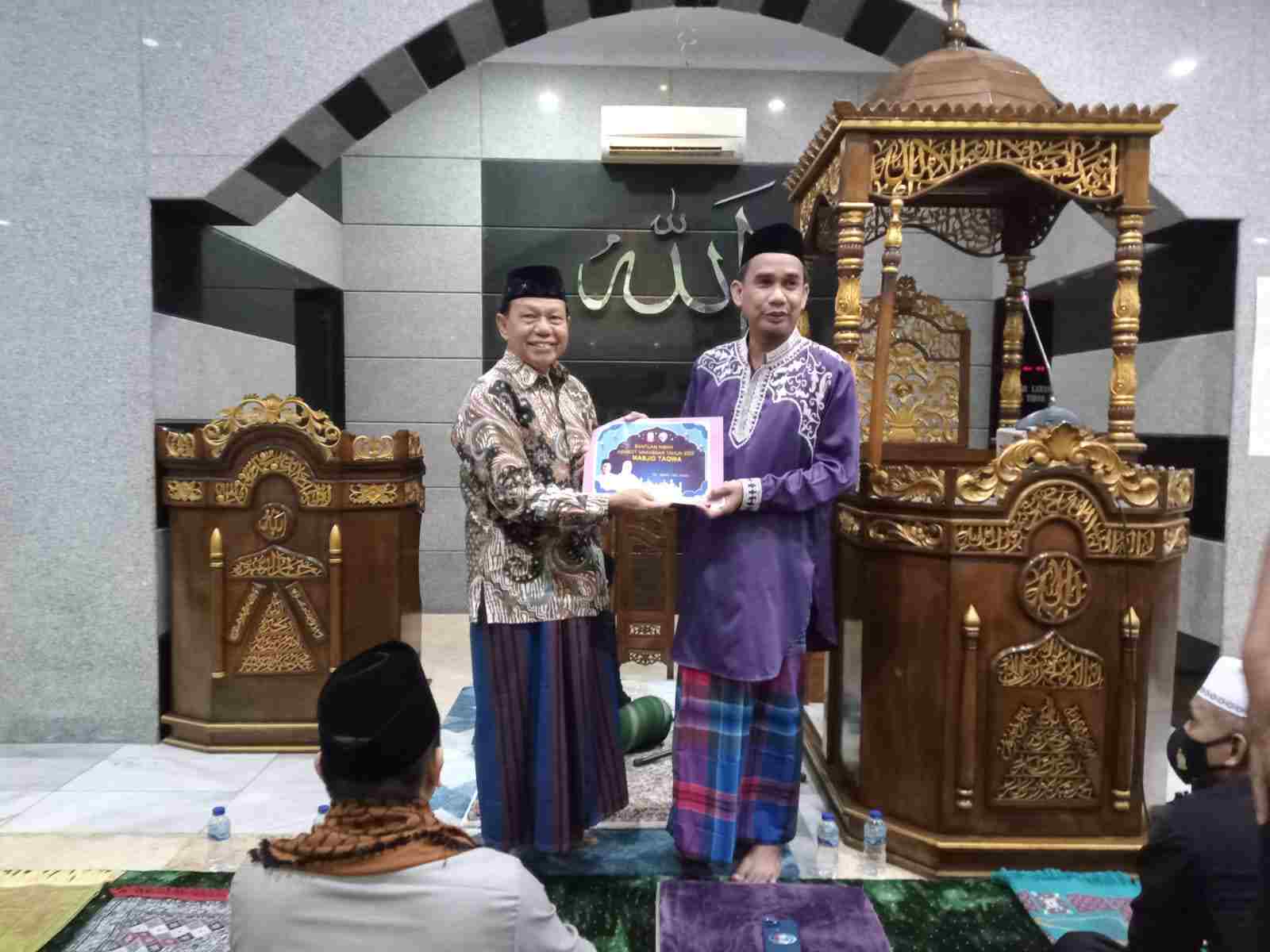 Ketua DPRD Makassar, Rudianto Lallo menyerahkan bantuan hibah dari Pemerintah Kota Makassar sebesar Rp100 juta di Masjid Taqwa
