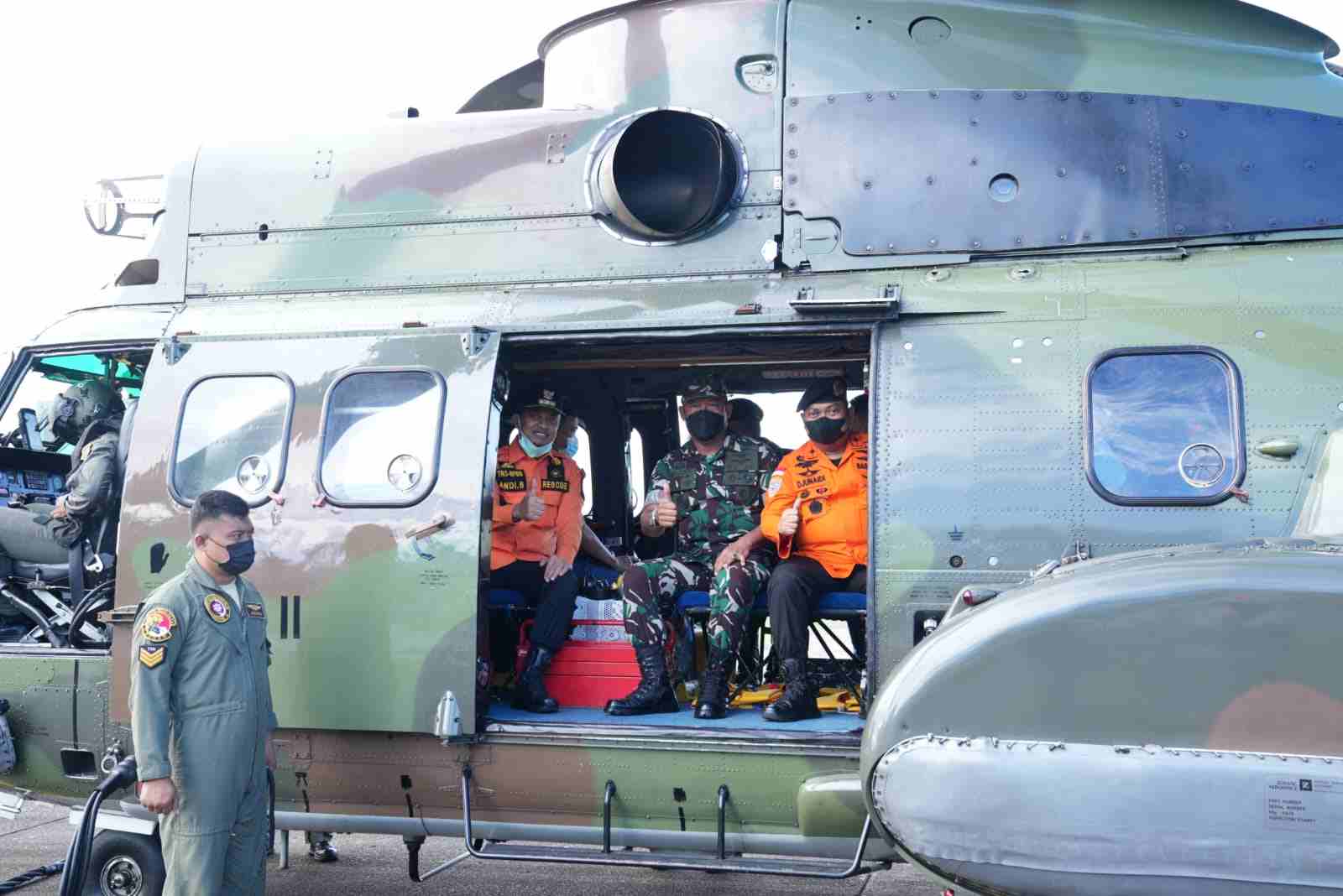Gubernur Sulsel Pantau Pencarian KM Ladang Pertiwi dengan Helikopter