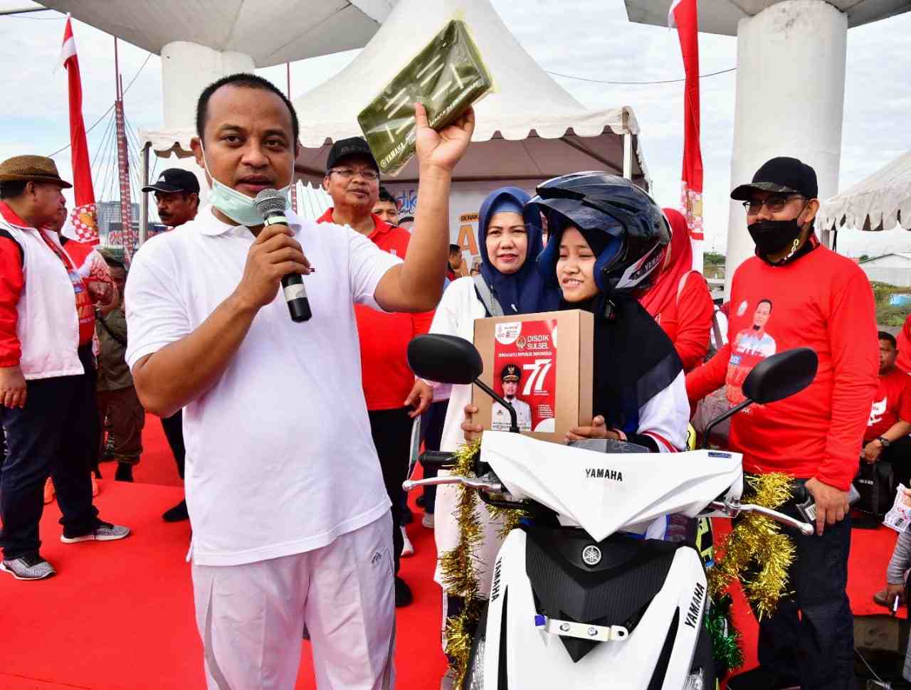 Siswi Asal Makassar Terima Doorprize Sulsel Anti Mager