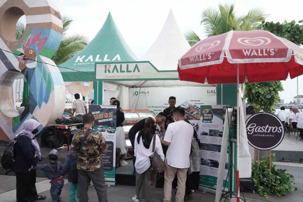 Booth Kalla Transport dan Logistic Bagi Es Krim Gratis di F8