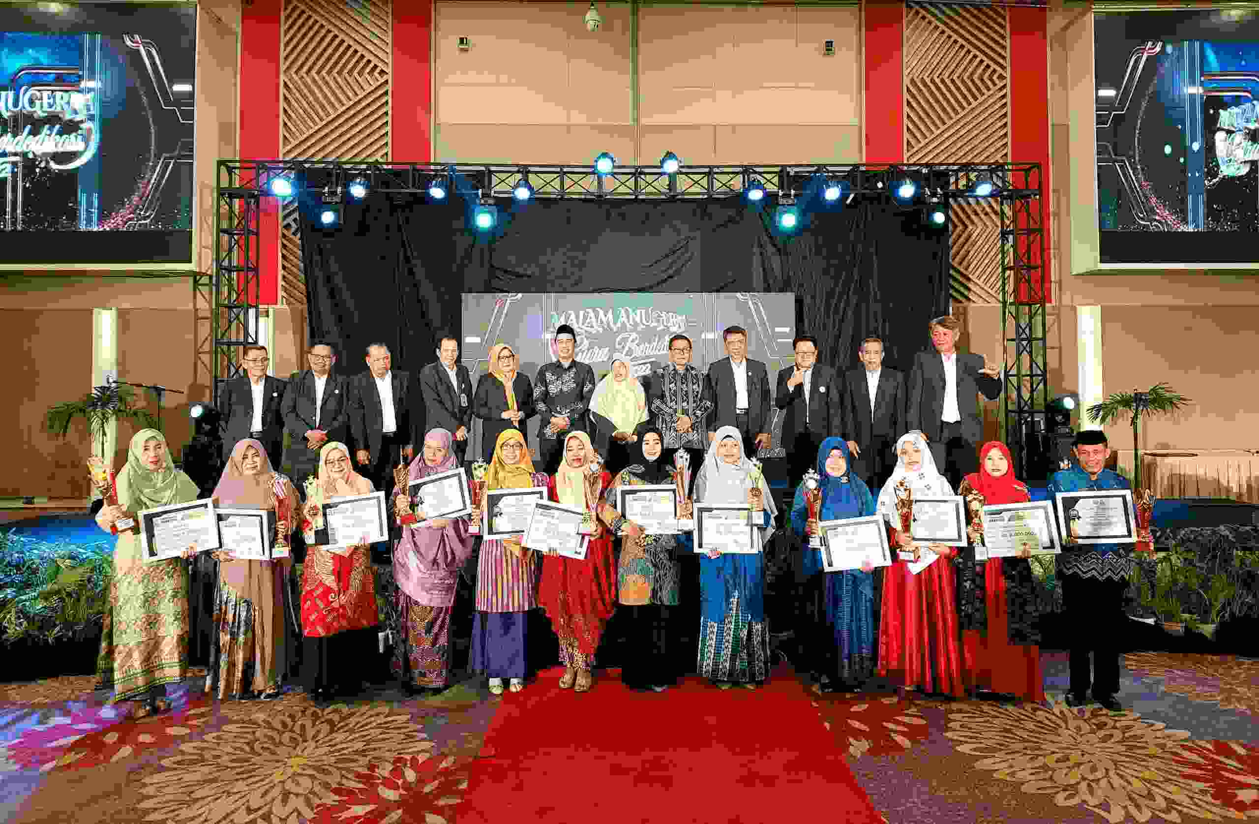 Dewan Pendidikan Kota Makassar (DPKM) kembali memberikan penghargaan kepada guru berdedikasi di Kota Makassar