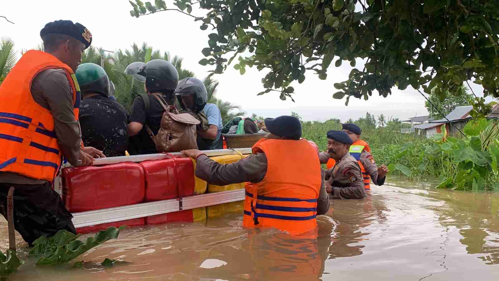 Tim SAR Brimob Polda Sulsel Sigap Evakuasi Warga Terdampak Banjir