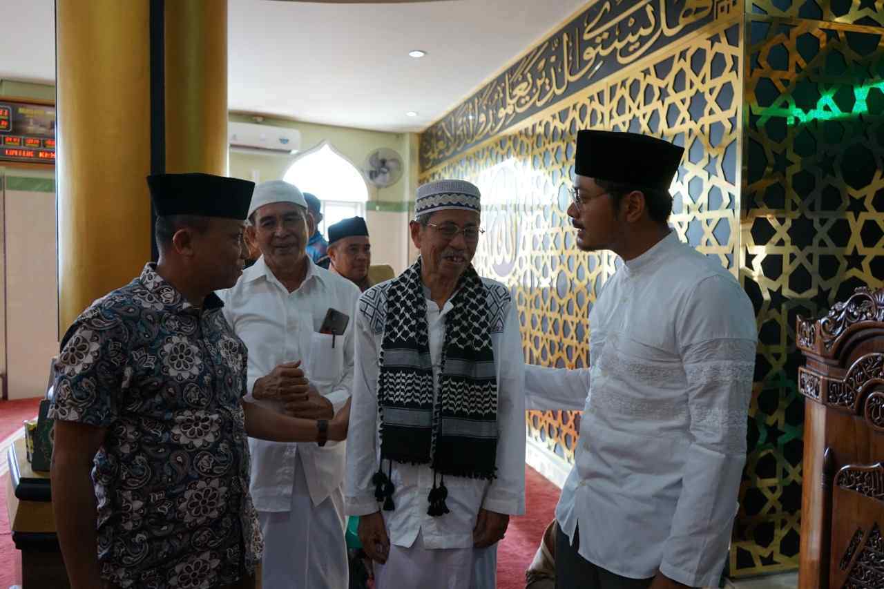 Ilustrasi. Rombongan FKKM dan Camat Tallo berbincang dengan jemaah masjid. (Dok/Camat Tallo).