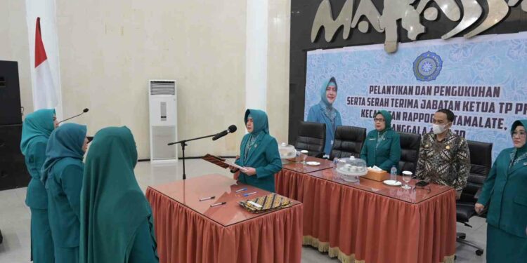 Ketua Tim Penggerak PKK Kota Makassar Indira Yusuf Ismail melantik empat Ketua TP PKK Kecamatan. (Dok/Pemkot Makassar).