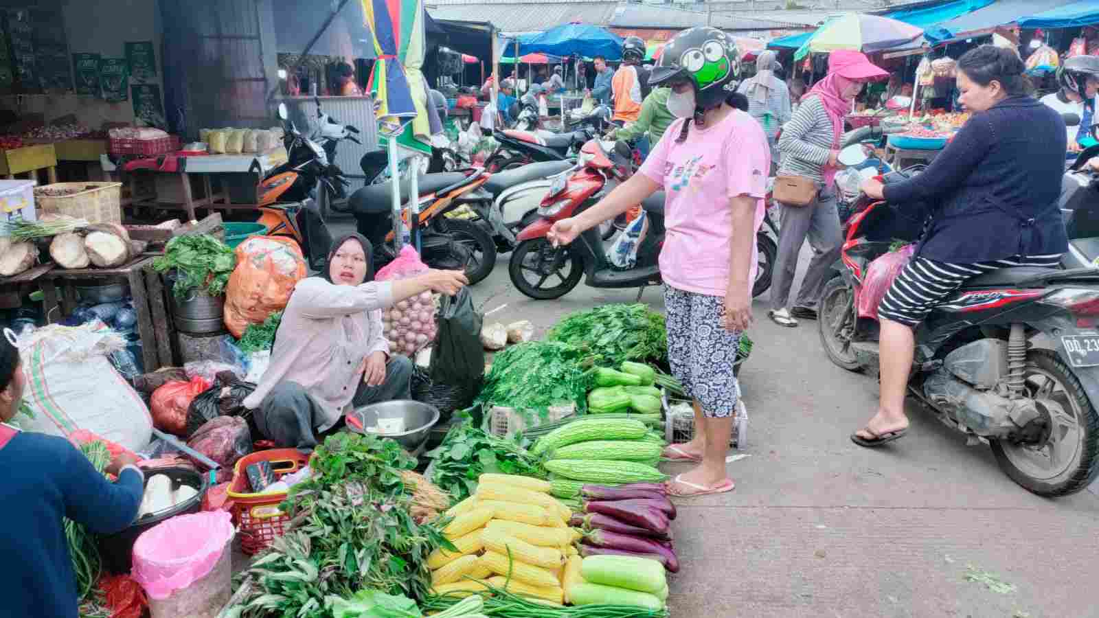 Transaksi jual beli di Pasar Daya. (Foto : Thania Novita Damayanti)