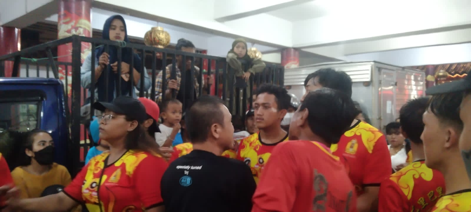 Terjadi keributan antar pemain barongsai di Festival Jappa Jokka. (Foto: M Aswar/Rakyat.news)