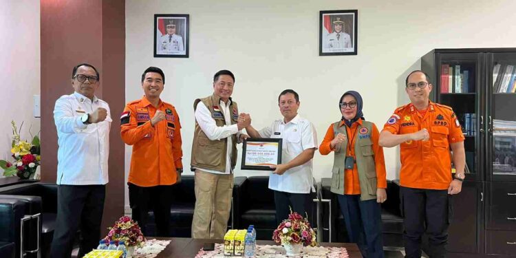 BNPB saat memberikan bantuan kepada Pemkot Makassar. (Dok/Pemkot Makassar).