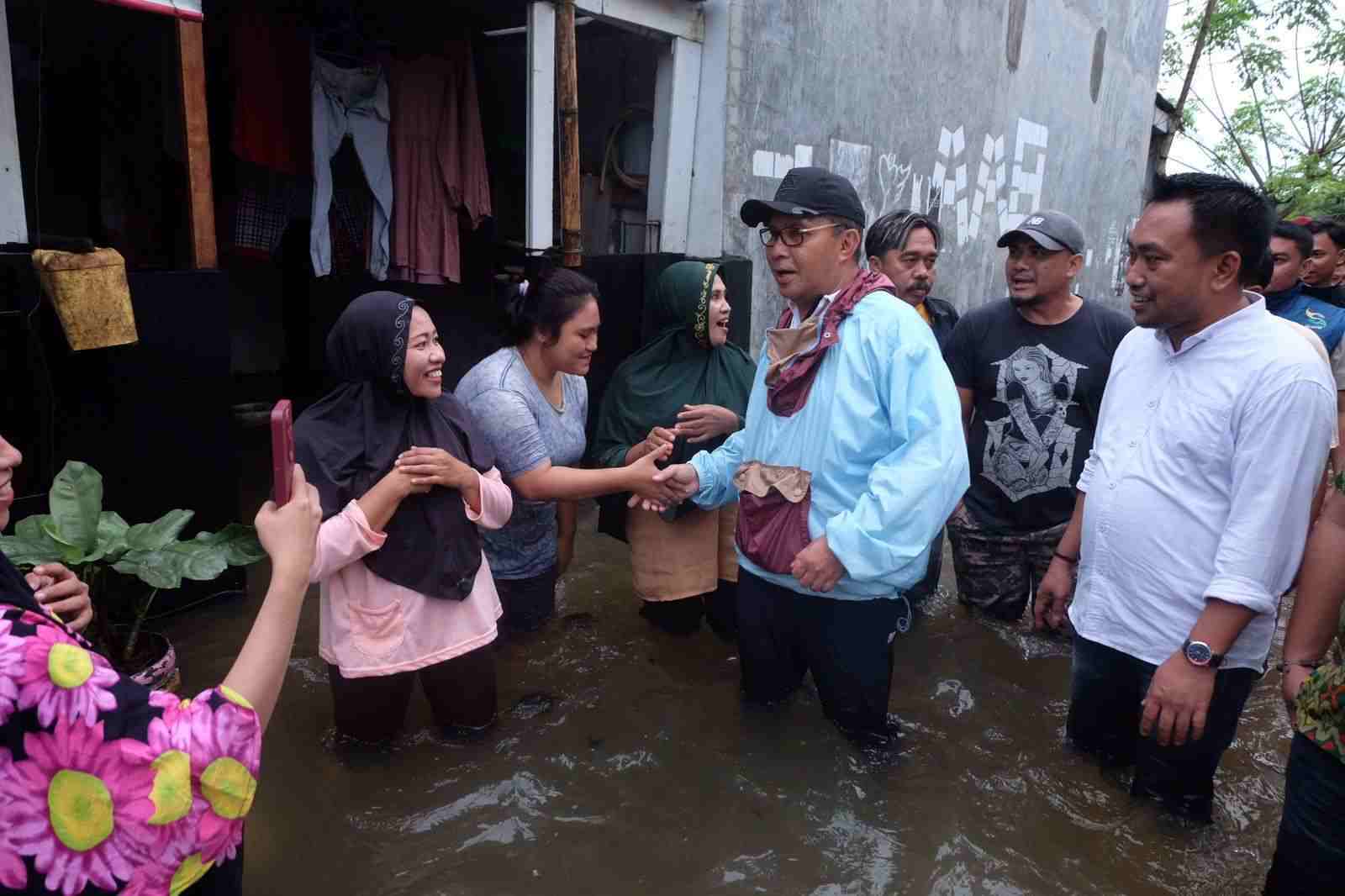 Wali Kota Makassar Danny Pomanto mengunjungi langsung warga korban banjir. (Dok/Pemkot Makassar).