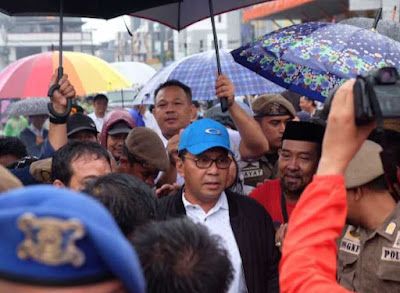 Wali Kota Makassar Danny Pomanto saat memantau kondisi banjir di wilayahnya. (Dok/Pemkot Makassar).