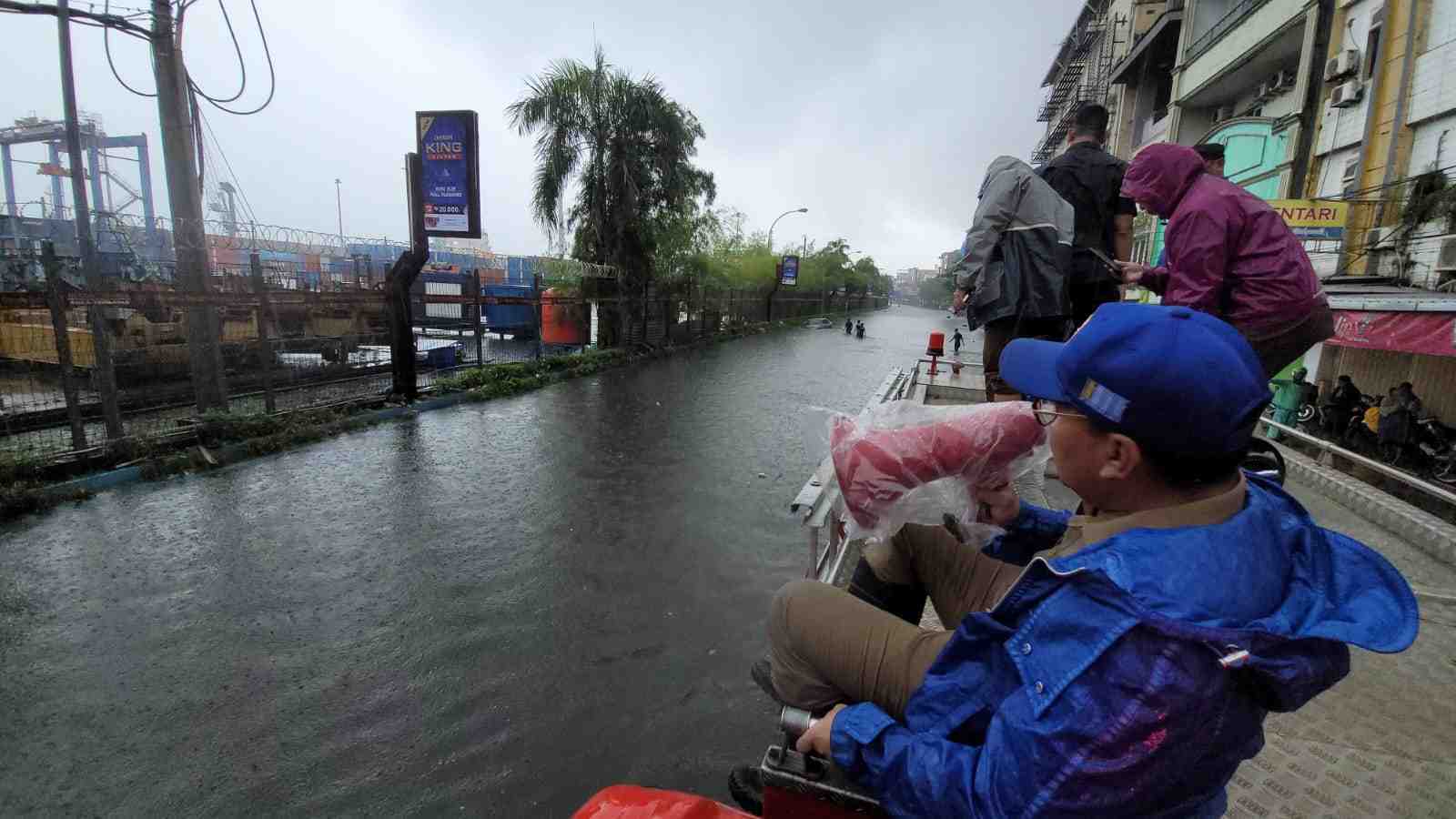 Wali Kota Makassar Danny Pomanto turun memantau banjir di wilayahnya. (Dok/Pemkot Makassar).