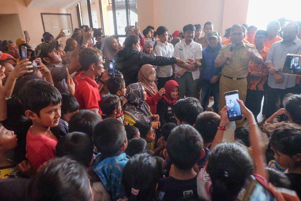 Wali Kota Makassar Danny Pomanto menyalurkan bantuan ke pengungsi. (Dok/Pemkot Makassar).