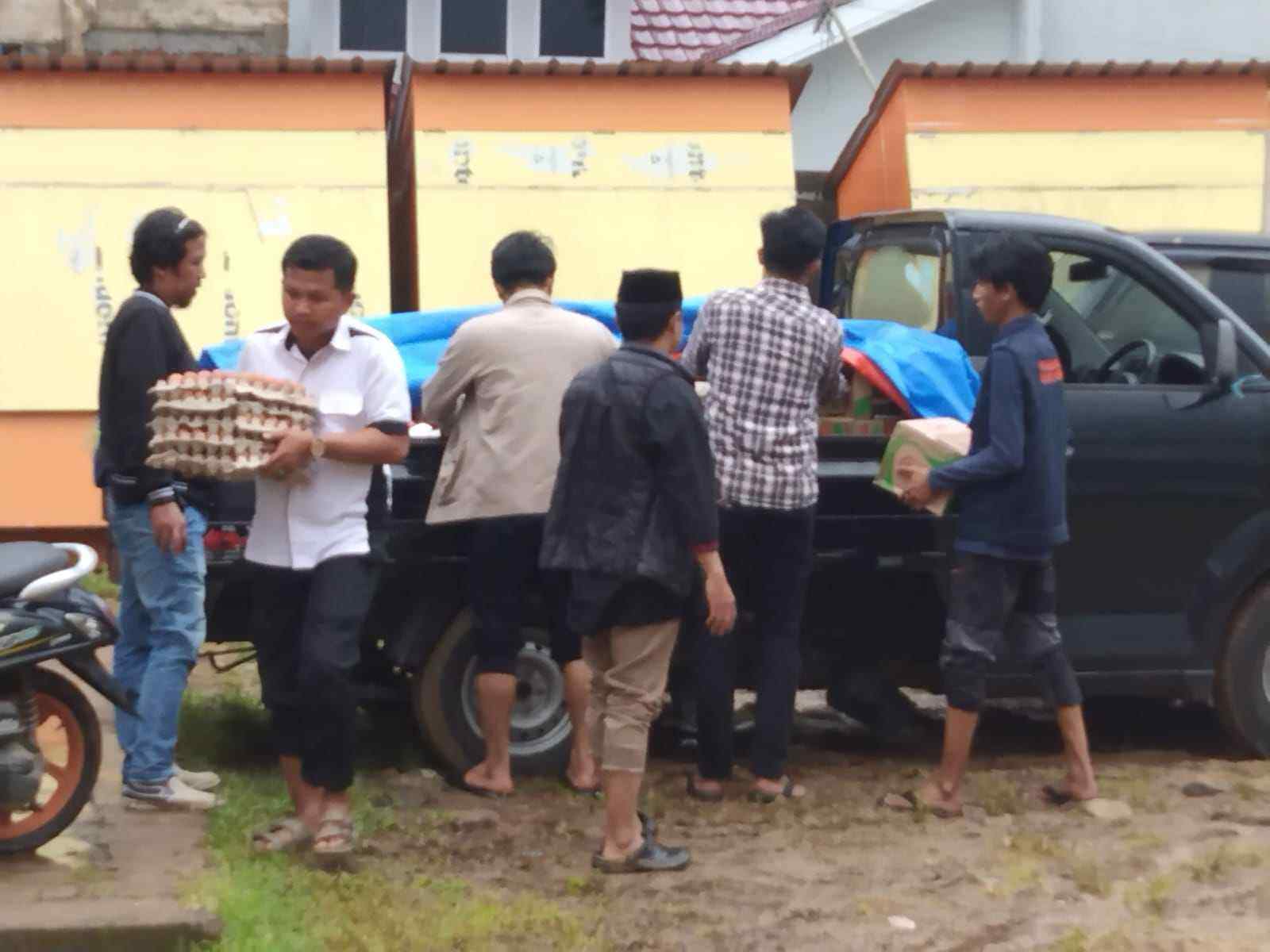 YARI menyerahkan bantuan untuk korban banjir di dua wilayah terdampak parah di Makassar. (Dok/YARI).