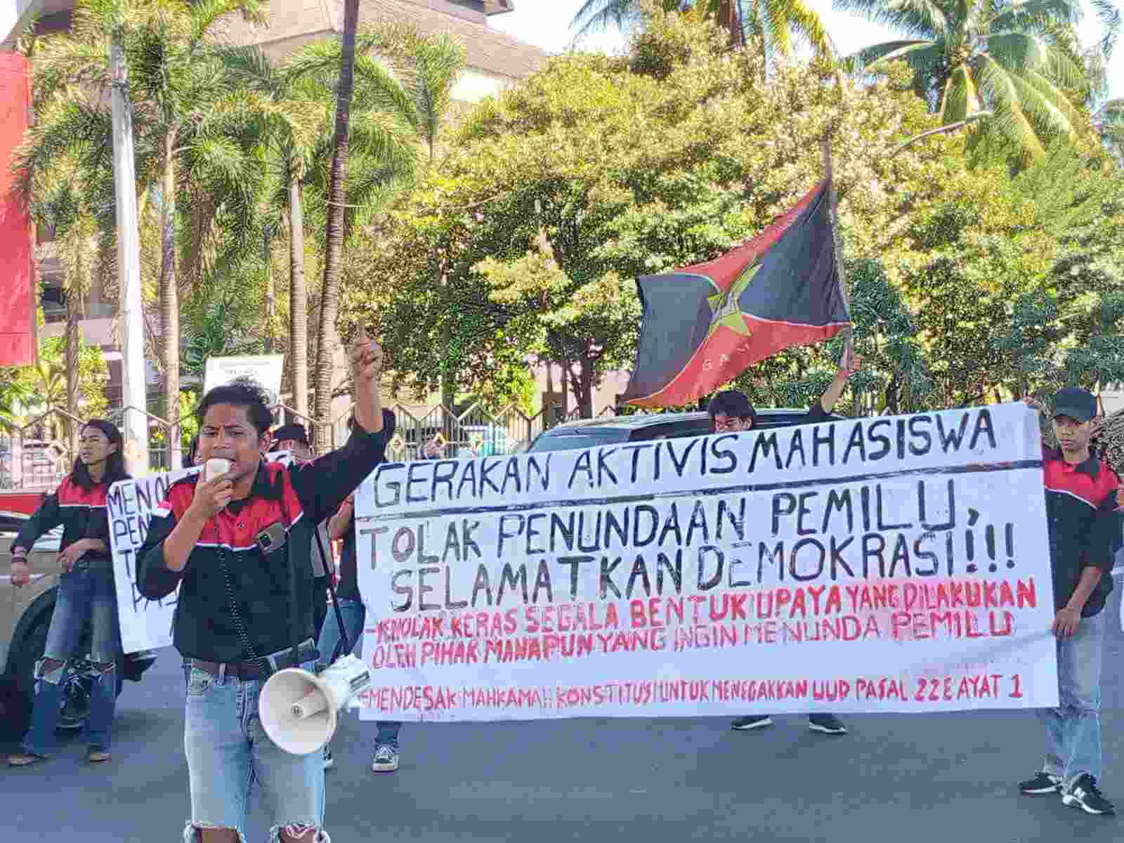Sekelompok mahasiswa di Makassar unjuk rasa nyatakan tolak penundaan Pemilu 2024. (Foto: Rakyat.News/Regent Aprianto Husen)