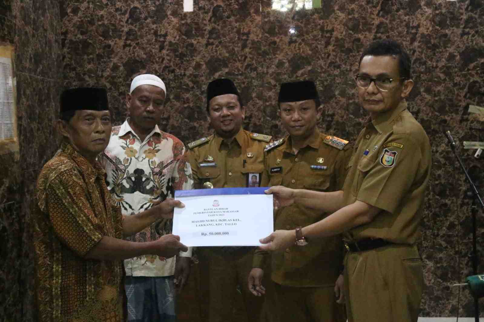 Pemkot Makassar Salurkan Bantuan Dana Hibah untuk Masjid Nurul Ikhlas