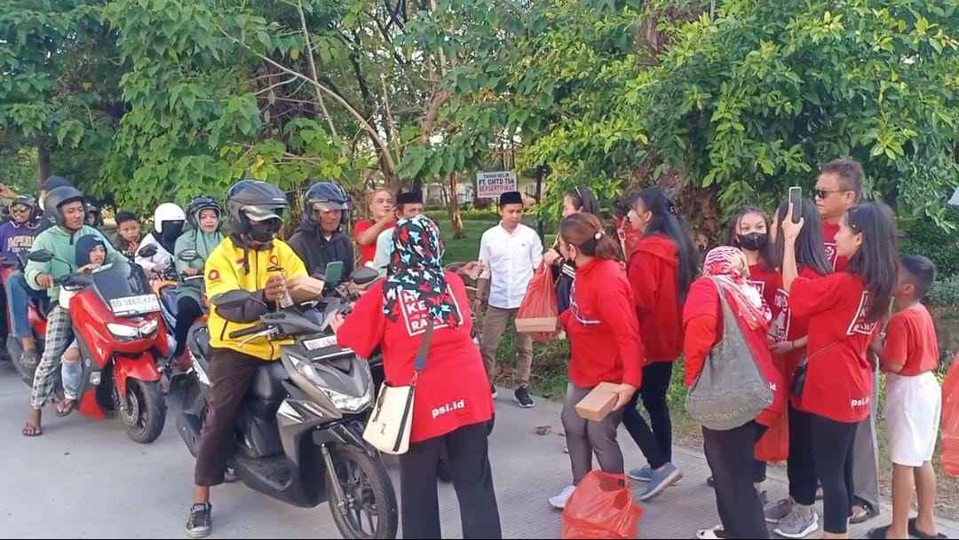 PSI Makassar Kembali Bagikan 1.000 Paket Buka Puasa di Jl. Metro Tanjung