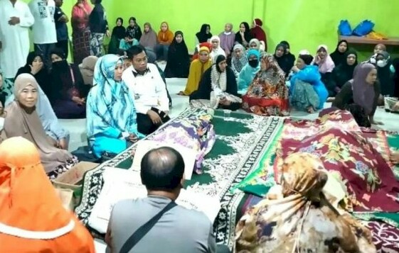 Kepala Dinas Sosial Kota Makassar, Aulia Arsyad, melayat ke rumah duka salah satu warga Kelurahan Sudiang Kecamatan Biringkanaya