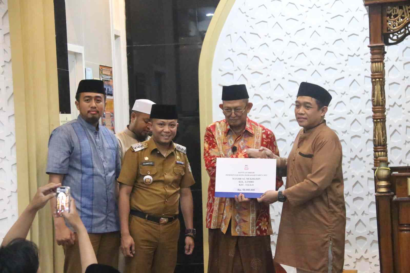 Didampingi Camat Tallo, Sekdis PU Makassar Serahkan Bantuan 50 Jt untuk Masjid Almukhlisin