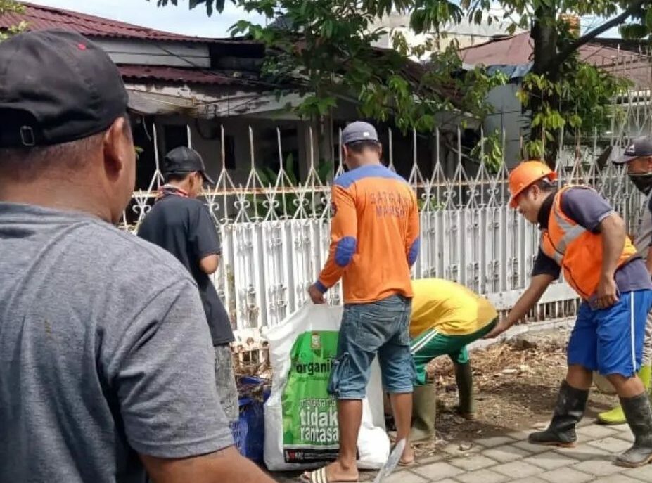 Ciptakan Lingkungan Bersih, Camat Mariso Pimpin Penyisiran Kebersihan Tamarunang