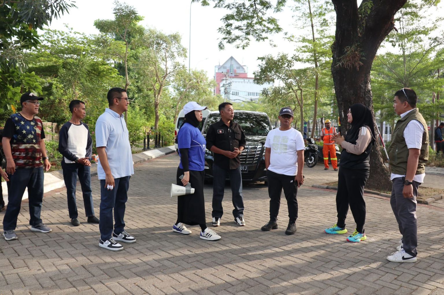 Berpartisipasi dalam Bersih Taman Kota, DPU Makassar Kerahkan 45 Personel