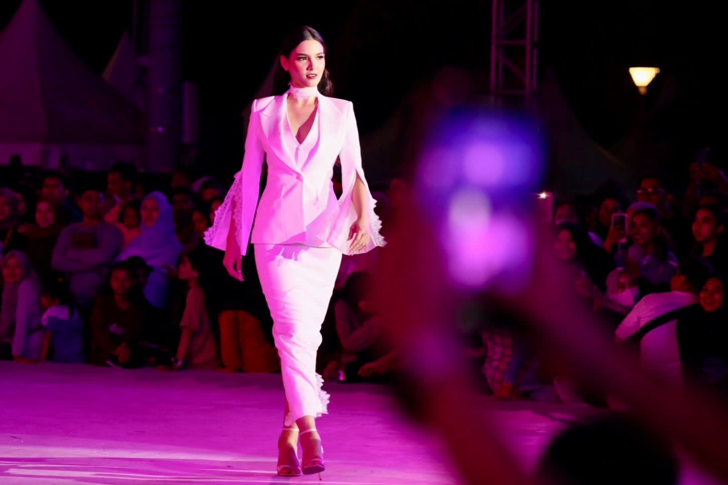 anggung Fashion Show Festival F8 Makassar diisi Miss Universe Laos