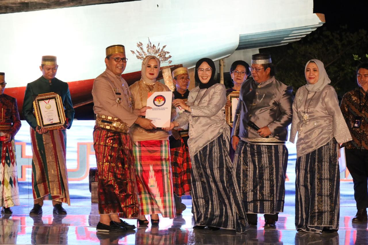 Di HUT Makassar ke-14, Wali Kota Terima Penghargaan Kota Inklusi