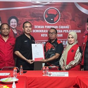 Kader Internal PDIP Mengambil Formulir Pencalonan Kepala Daerah di DPC, Jumat (10/5/2024). (Dok. DPC PDIP Makassar).