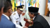 Wali Kota Makassar, Ramdhan Pomanto (kanan) bersalaman dengan Penjabat Gubernur Sulawesi Selatan yang baru saat pelantikan di Kemendagri, Jumat (17/5/2024). (Dok. Humas Pemkot Makassar).
