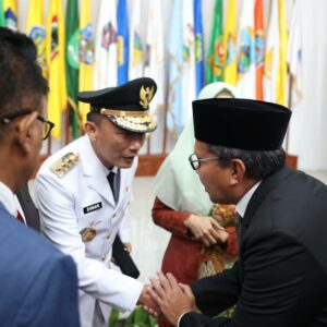 Wali Kota Makassar, Ramdhan Pomanto (kanan) bersalaman dengan Penjabat Gubernur Sulawesi Selatan yang baru saat pelantikan di Kemendagri, Jumat (17/5/2024). (Dok. Humas Pemkot Makassar).