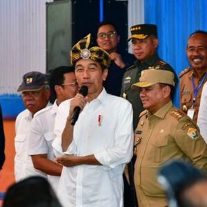 Jokowi Saat Membagikan Beras
