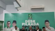 Ketua DPW PKS Sulsel Mengambil Formulir Penjaringan Bacakada di PKB Makassar. (Rakyat News/Rendi).