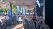 Puluhan siswa berunjuk rasa di dalam SMA Negeri 11 Makassar Jl 0