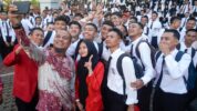 Andi Sudirman Sulaiman Saat Berfoto Bersama Dengan Mahasiswa Baru di FT Unhas