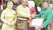 Bupati Maros Terima Penghargaan Sebagai Tokoh Pencetus Perda Literasi dan Penggerak Perpustakaan Desa dari Dinas Perpustakaan dan Kearsipan Provinsi Sulawesi Selatan