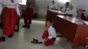 Siswa SD di Kota Medan Dihukum Oleh Gurunya Belajar di Lantai Kelas