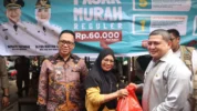 Wali Kota Makassar, Saat Serahkan Paket Kebutuhan Pokok Kepada Warga Dalam Kegiatan Pasar Murah Ramadhan