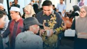 Bupati Maros Serahkan THR untuk Petugas Kebersihan dan Driver Ojek Online