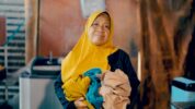 Bersama PNM, Ibu Rabasia Ubah Jalan Hidup: Dulu Nganter Laundry Jalan Kaki, Sekarang Naik Motor dan Berdayakan Tetangga. (Ist)