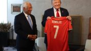 Presiden AS Donald Trump Saat Memegang Hadiah Jersey Pemberian Dari Cristiano Ronaldo