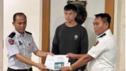 Penyerahan Selebgram Arnodl Putra (Tengah) Bersama Dokumennya Dari Pihak Myanmar