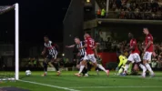 Kiper MU, Andre Onana Melakukan Kesalahan, Tyrell Warren Cetak Gol Kedua Untuk Grimsby Town
