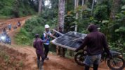 Untuk Mencapai Kecamatan Seko, Petugas PLN Memobilisasi Material Melalui Medan Berat dan Sungai Serta Menempuh Perjalanan Sejauh 530 Kilometer (Km) Selama 15 Jam Dari Kota Makassar