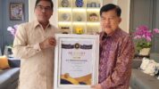 UIN Ar Raniry Serahkan Piagam Penghargaan Ar Raniry Award Kepada Jusuf Kalla