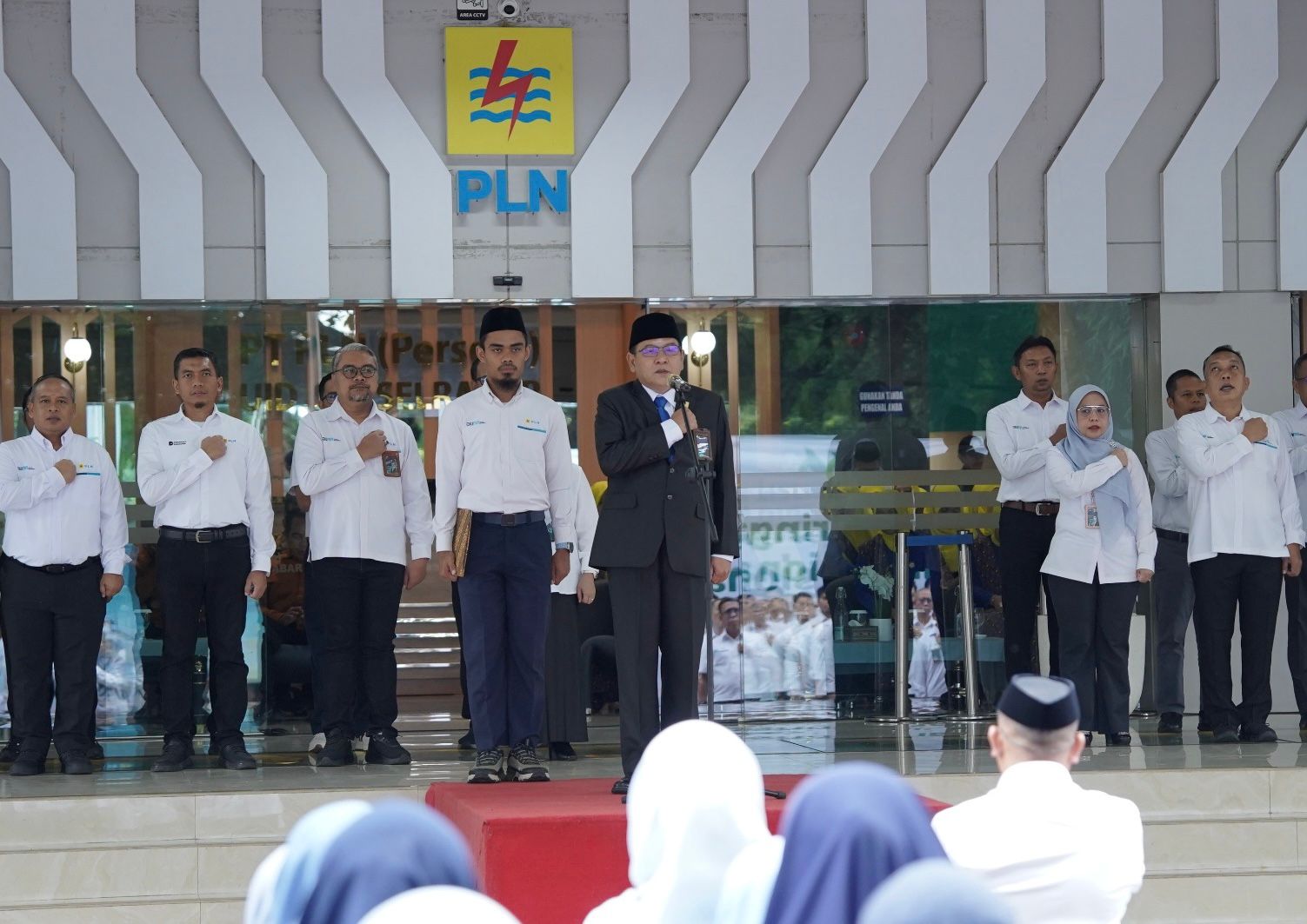 General Manager PLN Unit Induk Pembangunan (UIP) Sulawesi, Wisnu Kuntjoro Adi, Saat Memimpin Upacara Dalam Memperingati Hari Listrik Nasional ke-80