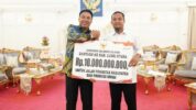 Gubernur Sulsel, Andi Sudirman Sulaiman Serahkan Bantuan kepada Bupati Luwu Utara, Andi Abdullah Rahim
