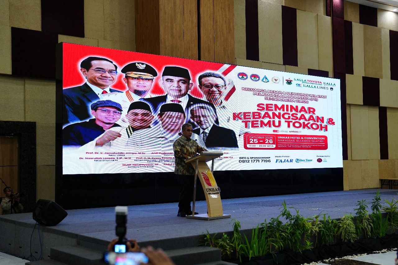 Ketua MPR RI, Ahmad Muzani, Saat Memberikan Sambutan dalam Seminar Kebangsaan dan Temu Tokoh yang digelar di Hotel Unhas and Convention Kampus Unhas, Tamalanrea, Kota Makassar pada Sabtu (25/10/2025).