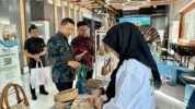 General Manager PLN UID Sulselrabar, Edyansyah, Mengunjungi Stand Rama Craft Pada UMKM Expo 2025 di Working Space PLN UID Sulselrabar, Makassar, Senin (29/9/2025).