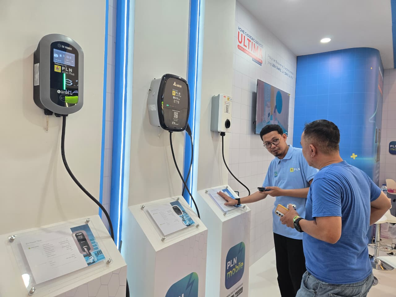 Tim PLN Tengah Menjelaskan Layanan Program Home Charging Services (HCS) 2.0 Dalam Event Gaikindo Indonesia International Auto Show (GIIAS) Pada 5-9 November 2025 di Summarecon Mutiara Makassar Convention Center, Kota Makassar