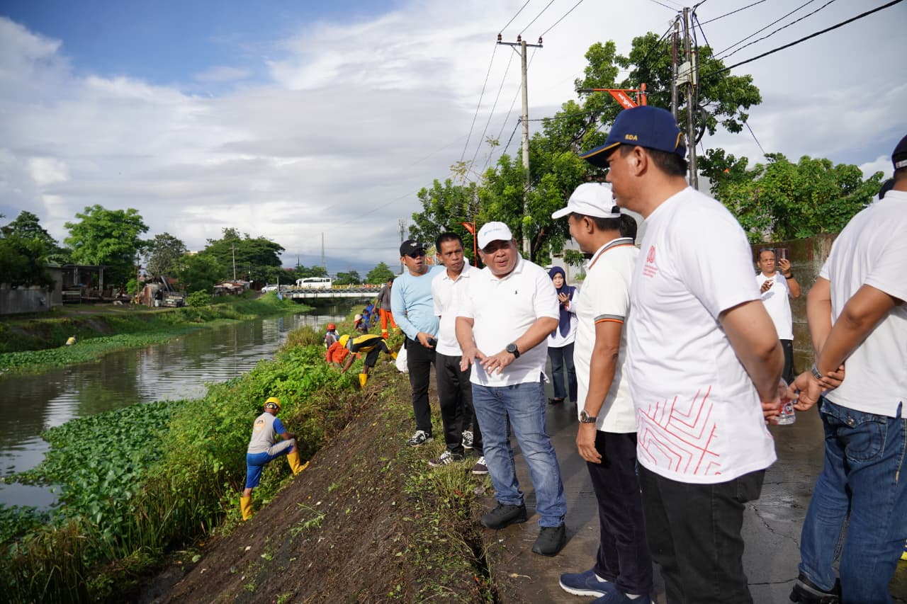 Camat dan Sekcam Rappocini Turun Langsung Ikuti Aksi Bersih Kanal Perumnas