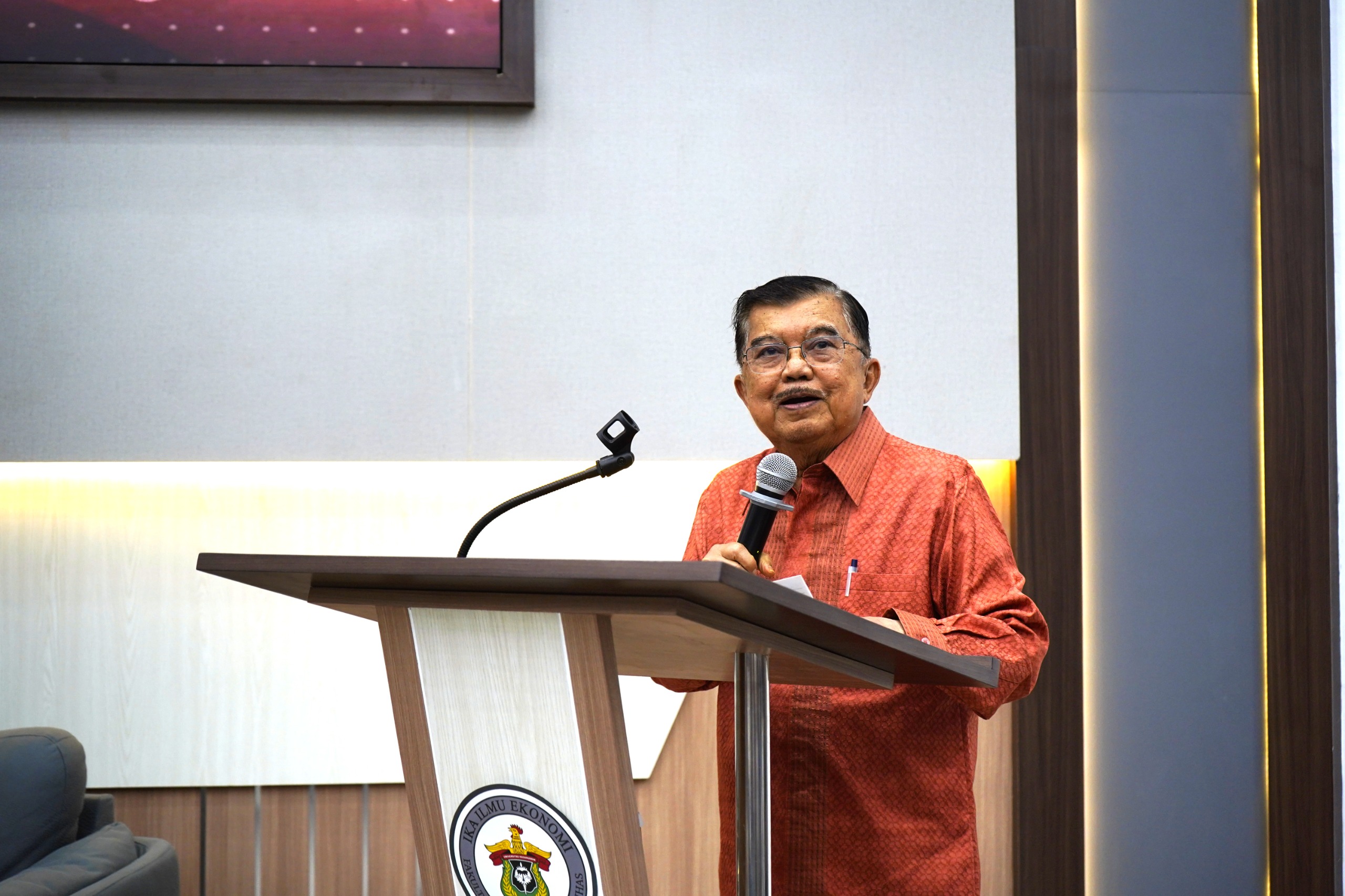 Wakil Presiden ke-10 dan ke-12 Republik Indonesia, Jusuf Kalla, Saat Hadir Sebagai Pembicara Utama dalam Kegiatan Sarasehan Ekonomi yang Diselenggarakan oleh Ikatan Keluarga Alumni Ilmu Ekonomi (IKAIE), Fakultas Ekonomi dan Bisnis Universitas Hasanuddin